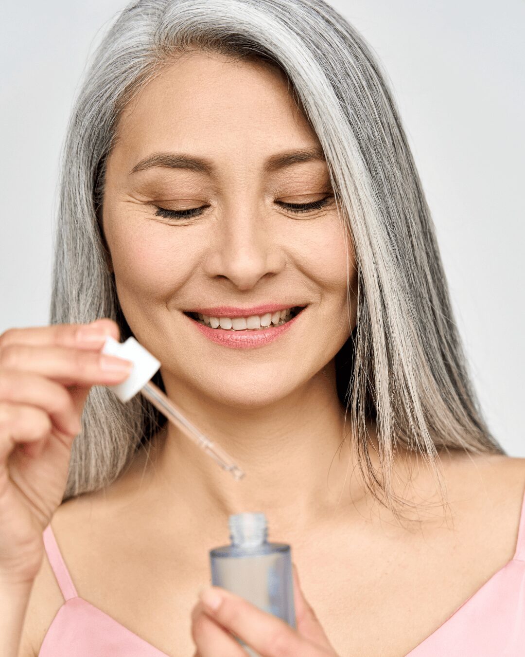 Mujer mayor con retinol