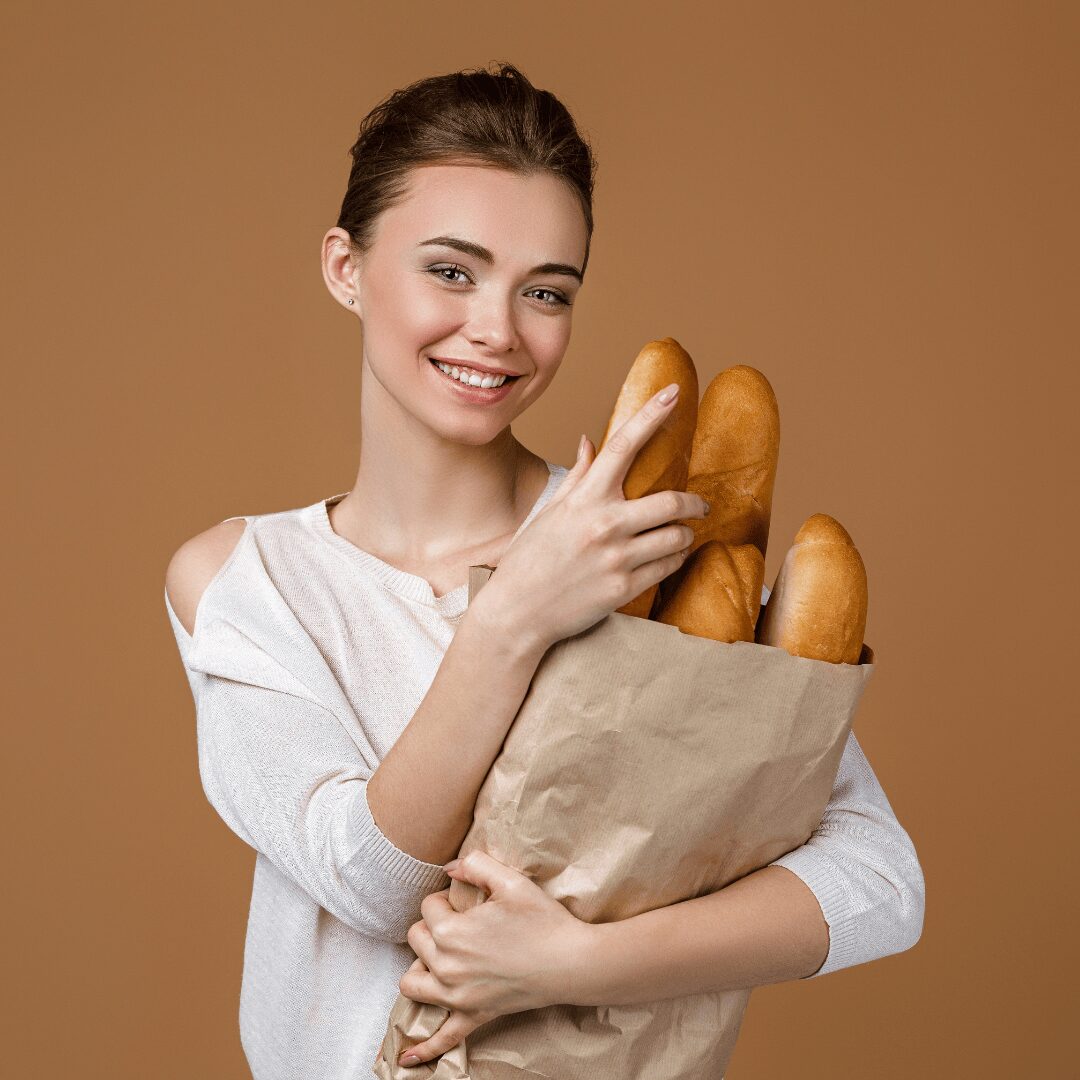 Chica con barras de pan.