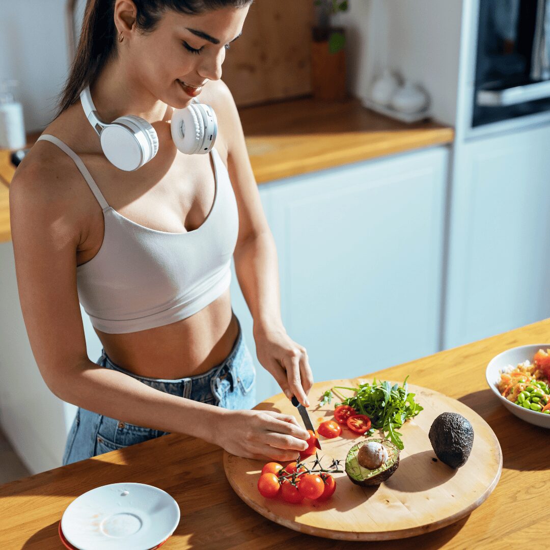 Chica deportista preparando una ensalada
