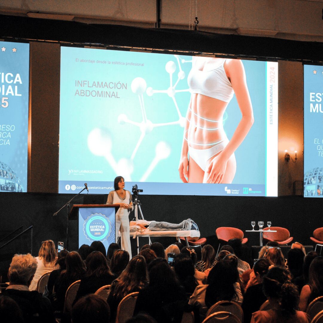 Yvette Pons dando una conferencia