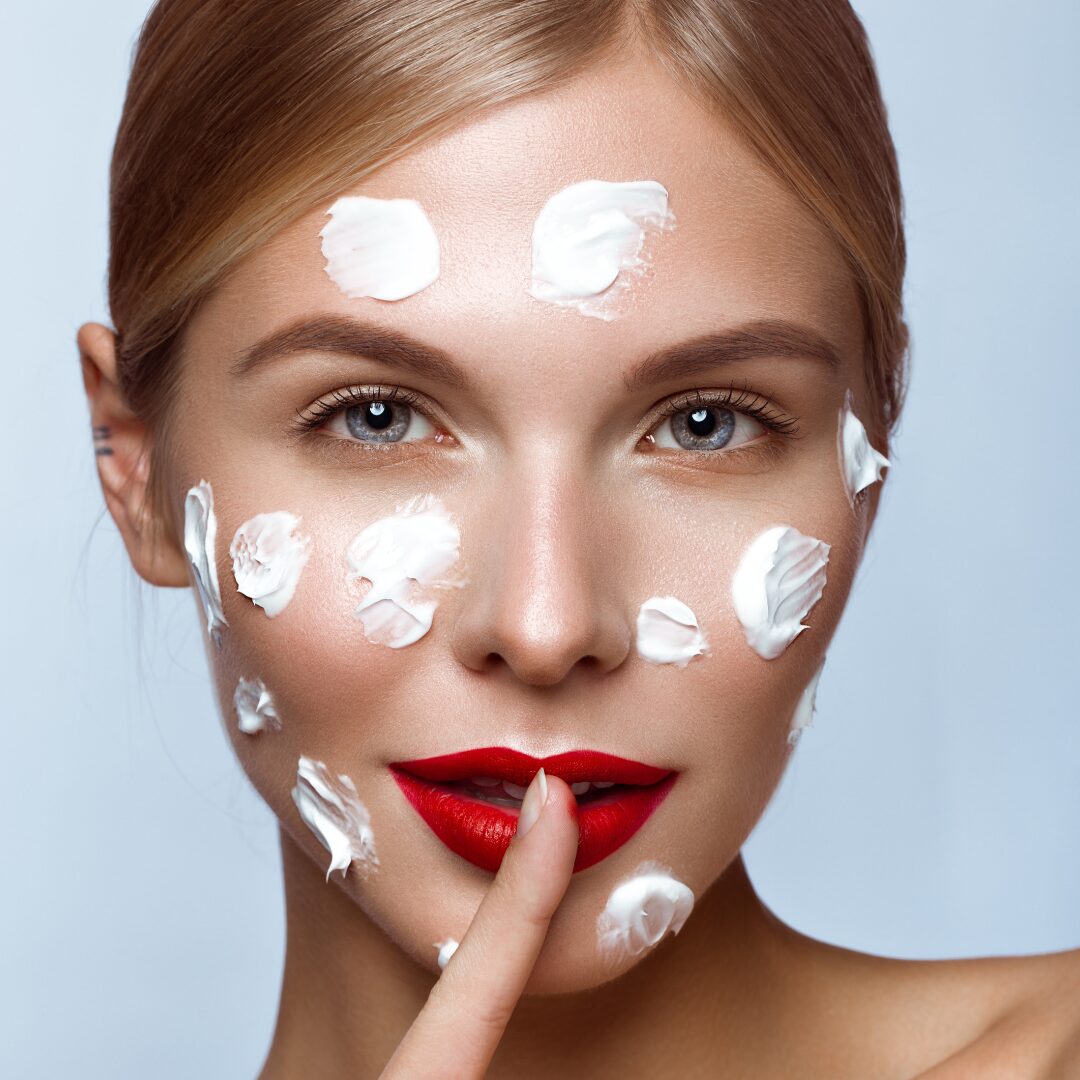 Chica con manchas de crema en la cara