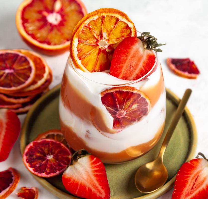 Un pastel con frutas