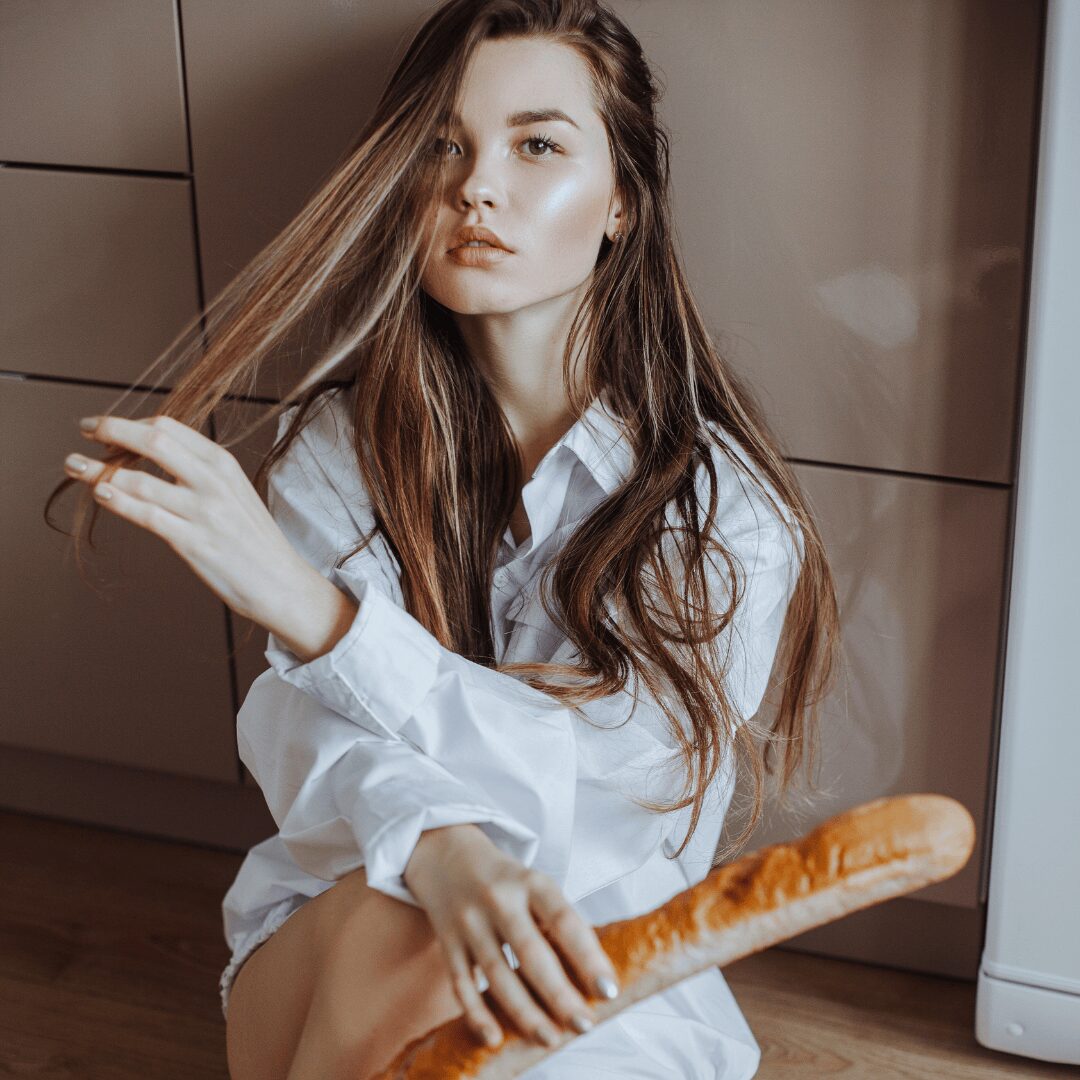 Chica con una barra de pan